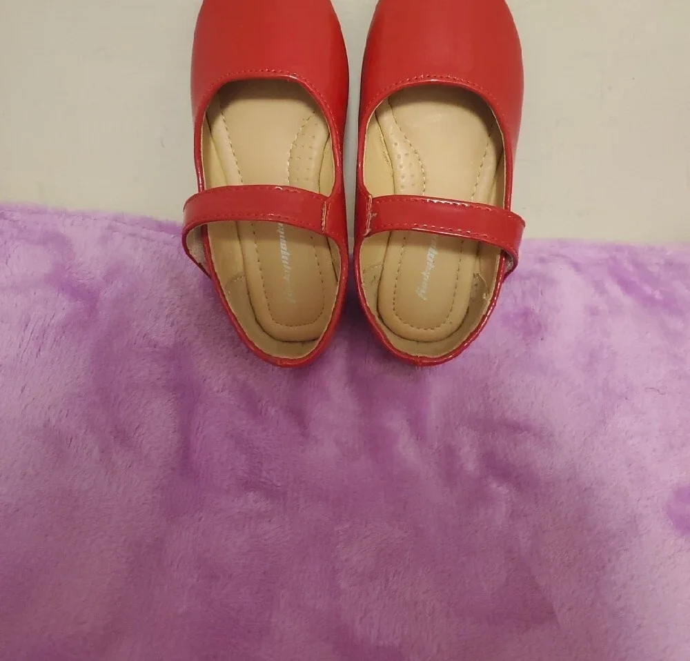 Red Girls' Mary Jane Flats - Classic Strap, Size 9 for Kids.